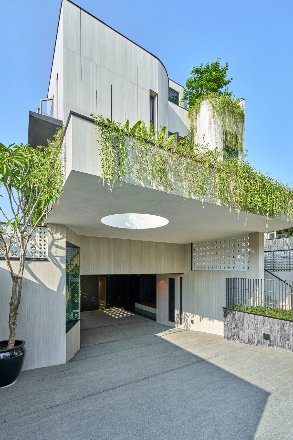 52 Carrisbrooke Grove — Car porch and covered entrance