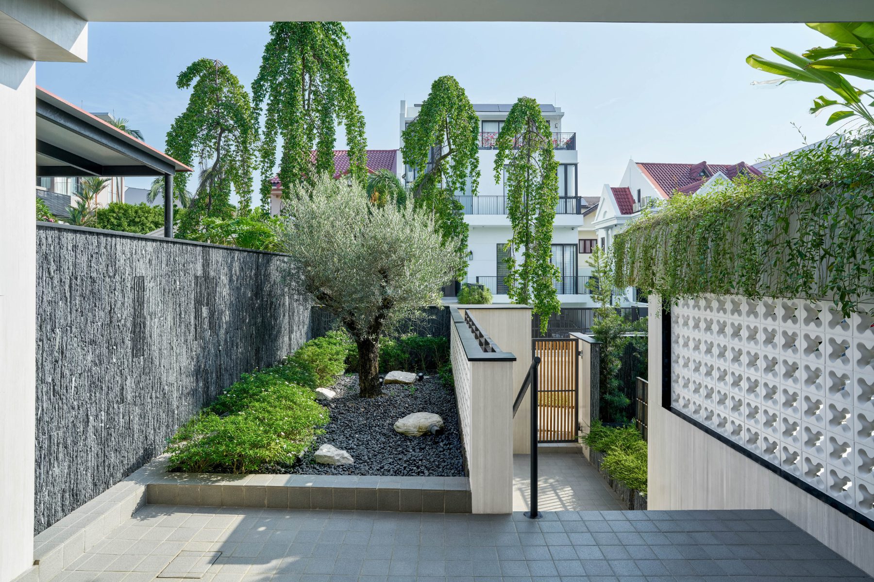 52 Carrisbrooke Grove — Side garden and gate